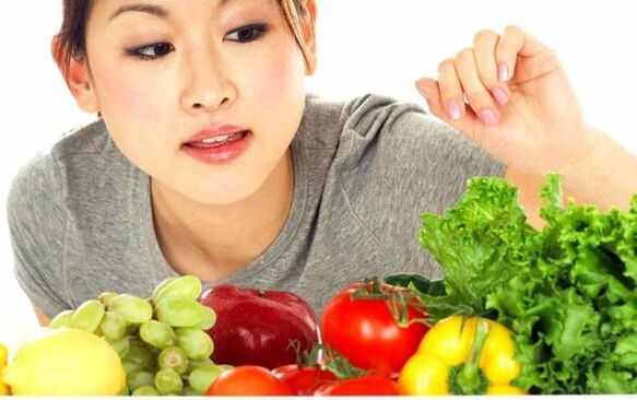 La niña japonesa elige un producto para una dieta