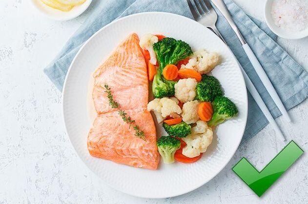 Con gastritis, puedes comer pescado magro con verduras hervidas. 