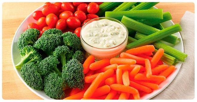 En el día de las verduras de la dieta de los seis pétalos, se comen tanto verduras crudas como hervidas. 